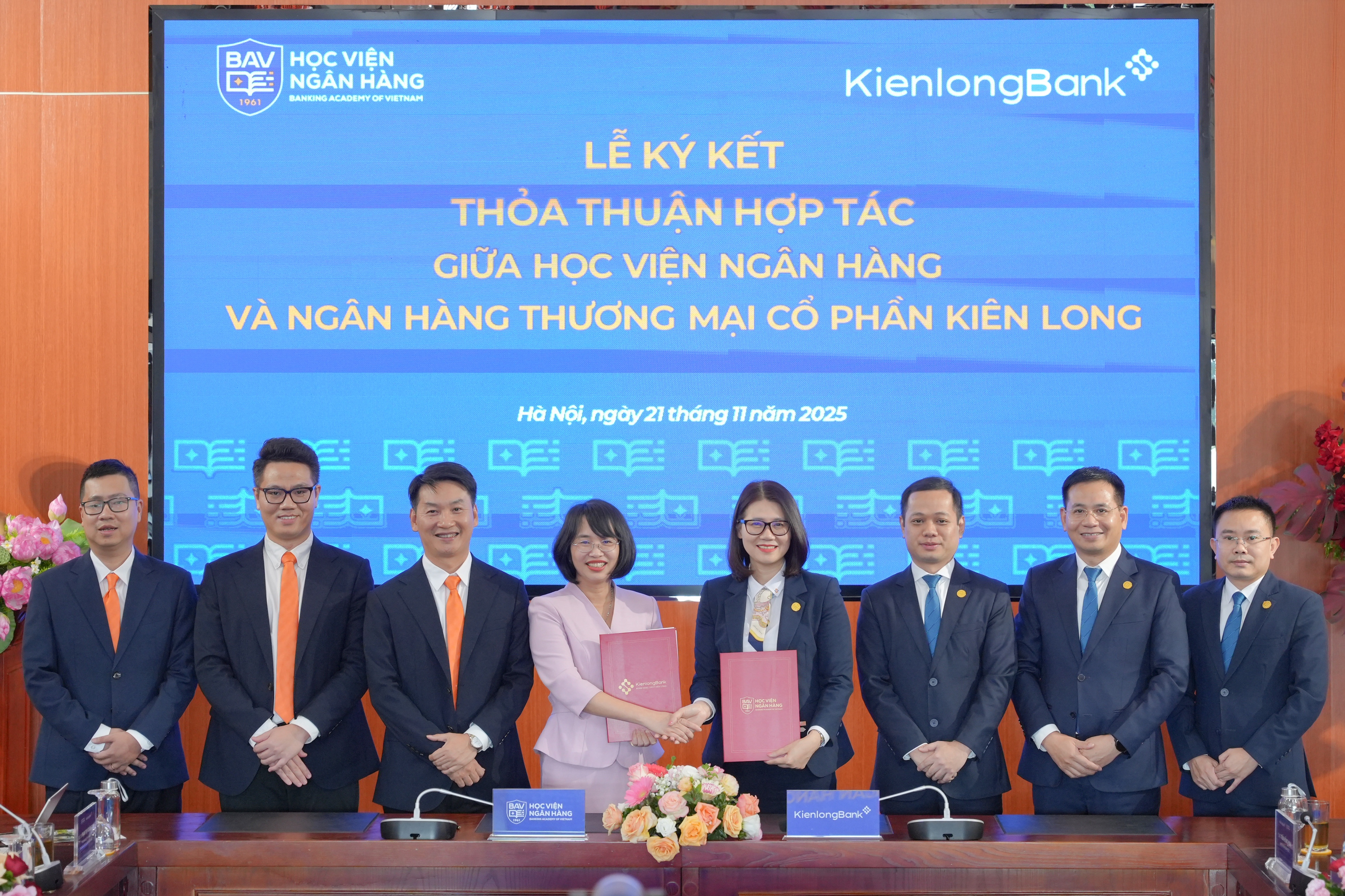 Hai bên trao đổi biên bản thỏa thuận