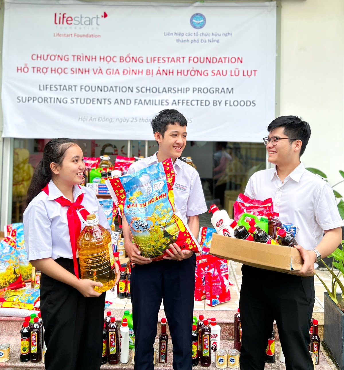 Lifestart Foundation hỗ trợ người dân miền Trung khắc phục hậu quả thiên tai Lifestart Foundation hỗ trợ người dân miền Trung khắc phục hậu quả thiên tai