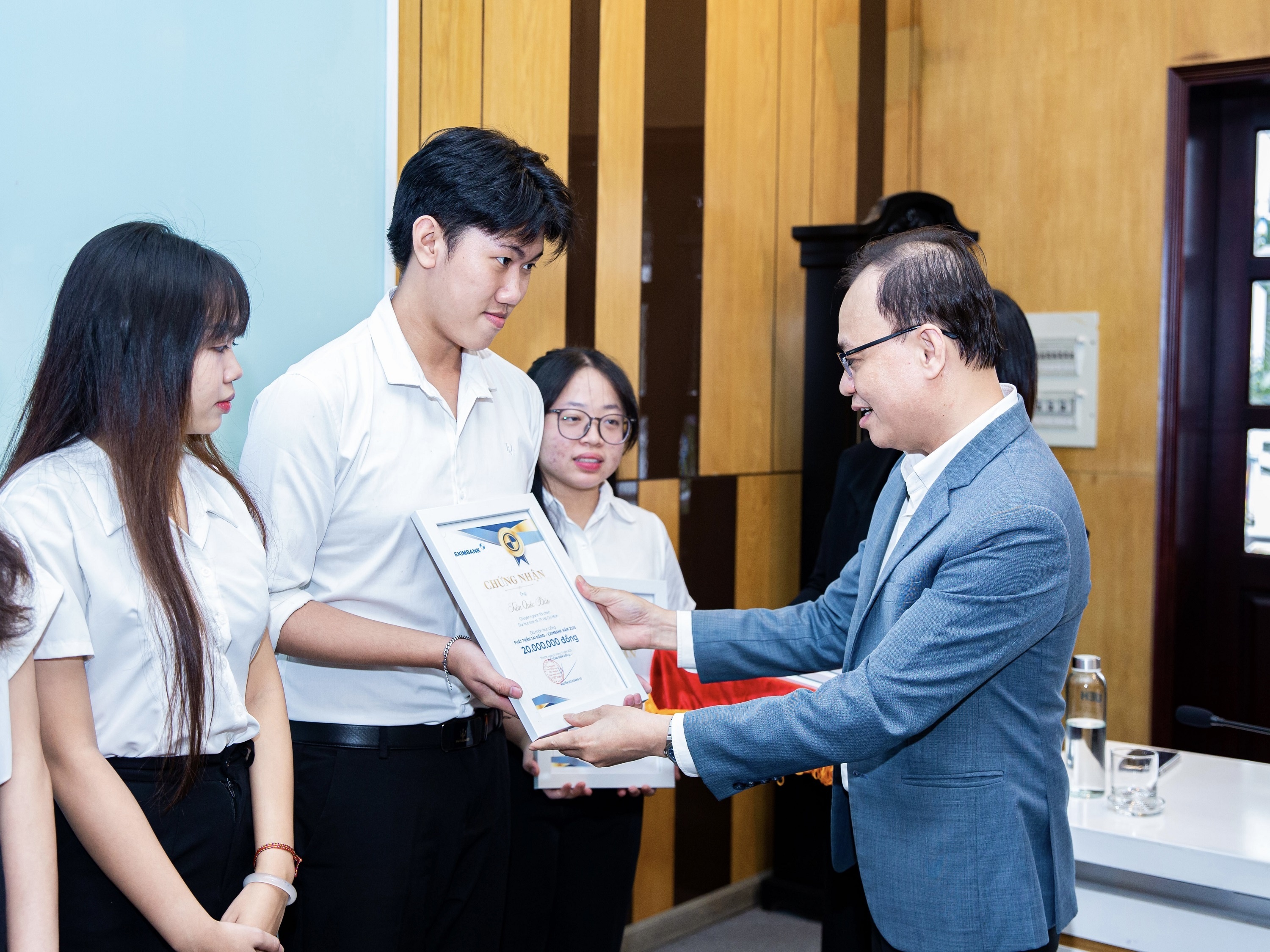 Eximbank trao học bổng trị giá 300 triệu đồng cho sinh viên Đại học Kinh tế TP. Hồ Chí Minh