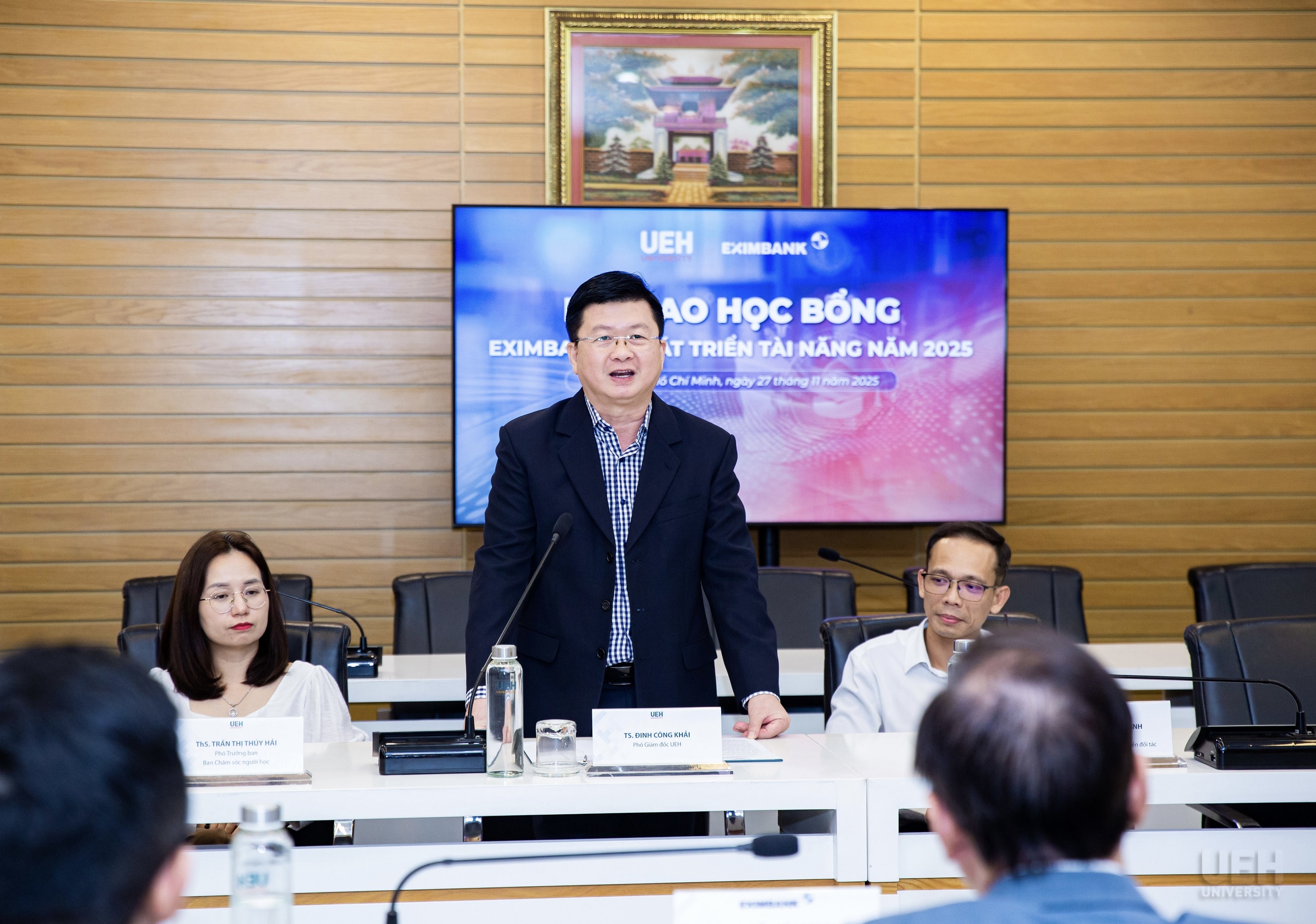 Eximbank trao học bổng trị giá 300 triệu đồng cho sinh viên Đại học Kinh tế TP. Hồ Chí Minh