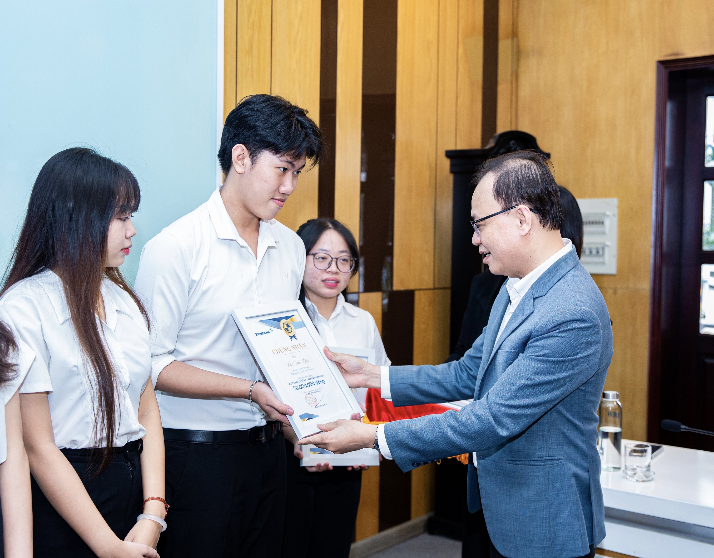 Eximbank trao học bổng trị giá 300 triệu đồng cho sinh viên Đại học Kinh tế TP. Hồ Chí Minh