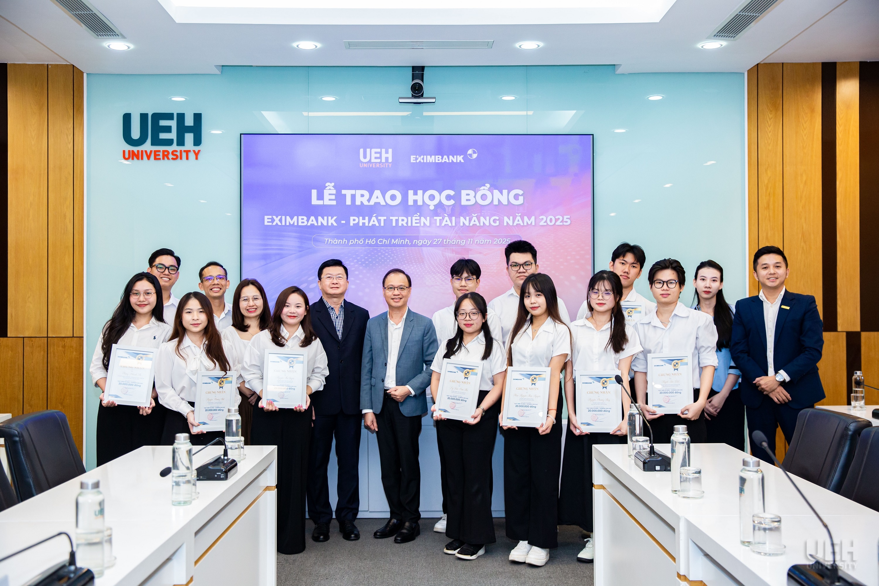 Eximbank trao học bổng trị giá 300 triệu đồng cho sinh viên Đại học Kinh tế TP. Hồ Chí Minh