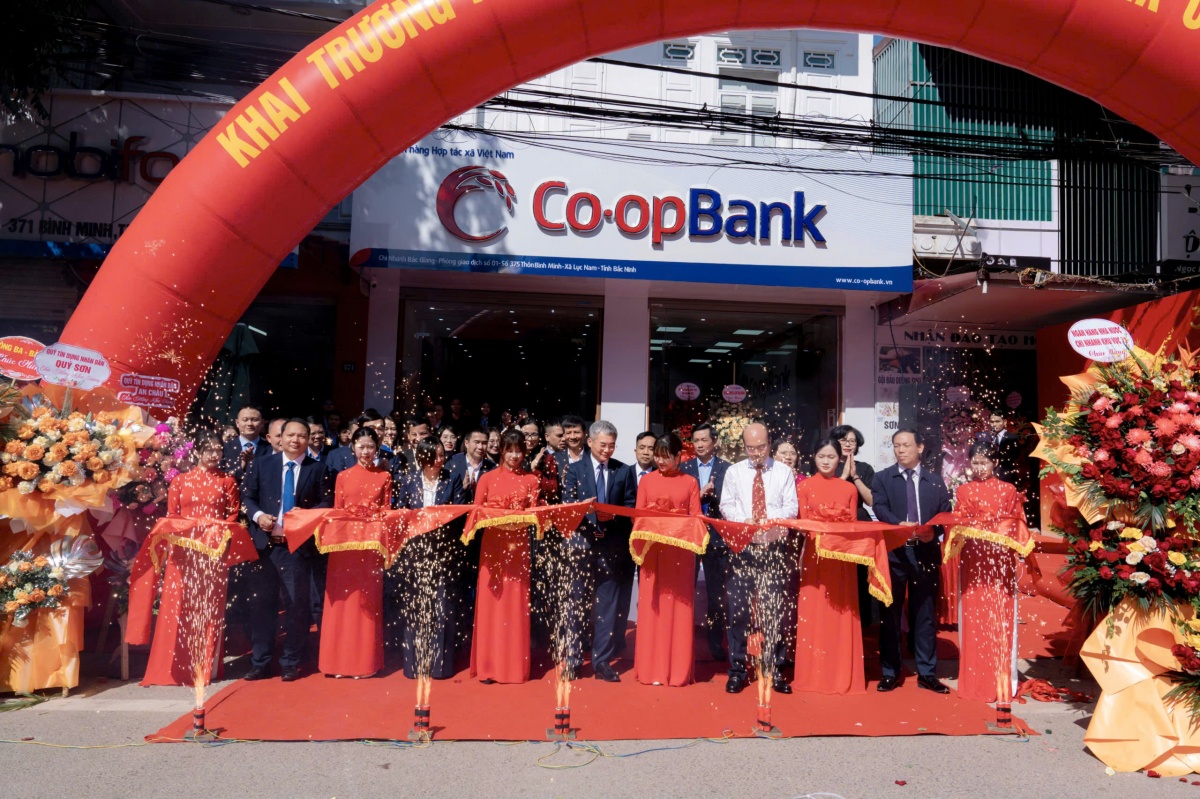 Ông Tạ Thành Long - Giám đốc NHNN khu vực 12 và ông Nguyễn Quốc Cường - Chủ tịch HĐQT Co-opBank, bà Phạm Thị Hồng Minh - Thành viên Hội đồng quản trị, Tổng Giám đốc Co-opBank cùng các đại biểu cắt băng khánh thành PGD số 1 – Co-opBank chi nhánh Bắc Giang