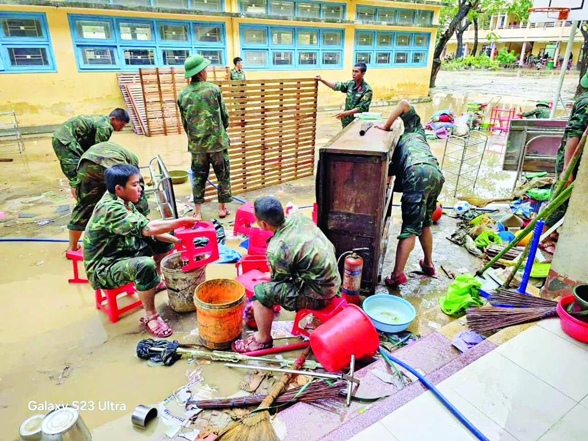 Cán bộ, chiến sĩ Quân khu 5 giúp người dân ở Gia Lai dọn dẹp môi trường sau mưa lũ