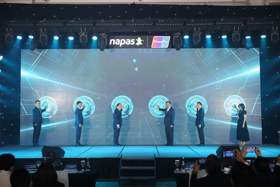 Các đại biểu thực hiện nghi thức công bố kết nối nối thanh toán bán lẻ song phương qua mã QR giữa Việt Nam - Trung Quốc 1