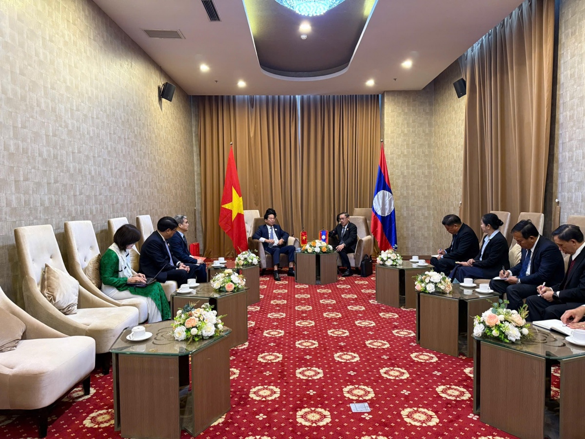 Việt Nam - Lào tăng cường hợp tác lao động và người có công