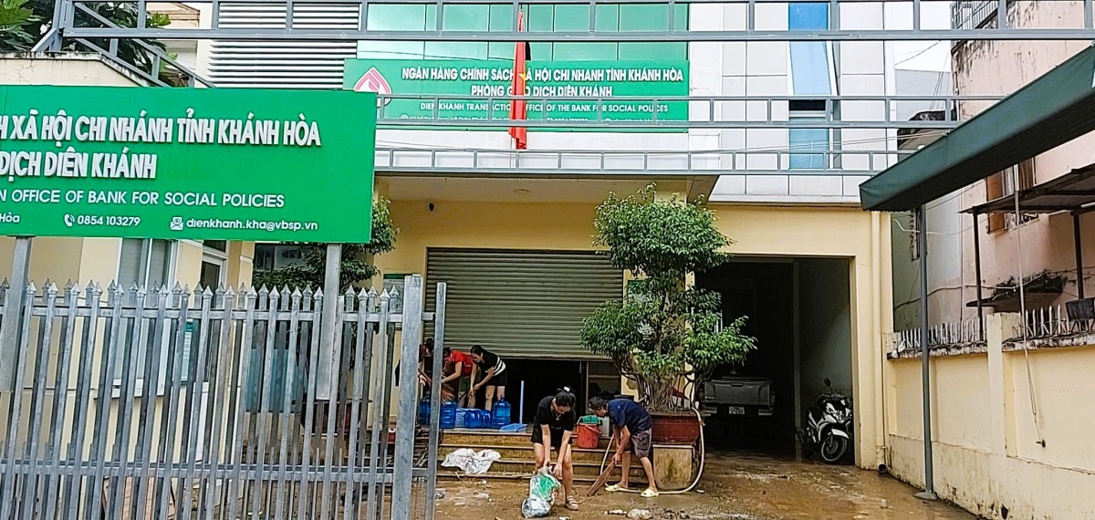 Song song, với khắc phục hậu quả thiên tai ngành Ngân hàng trên địa bàn cũng đã triển khai nhiều giải pháp nhằmchủ động tháo gỡ khó khăn cho các khách hàng.