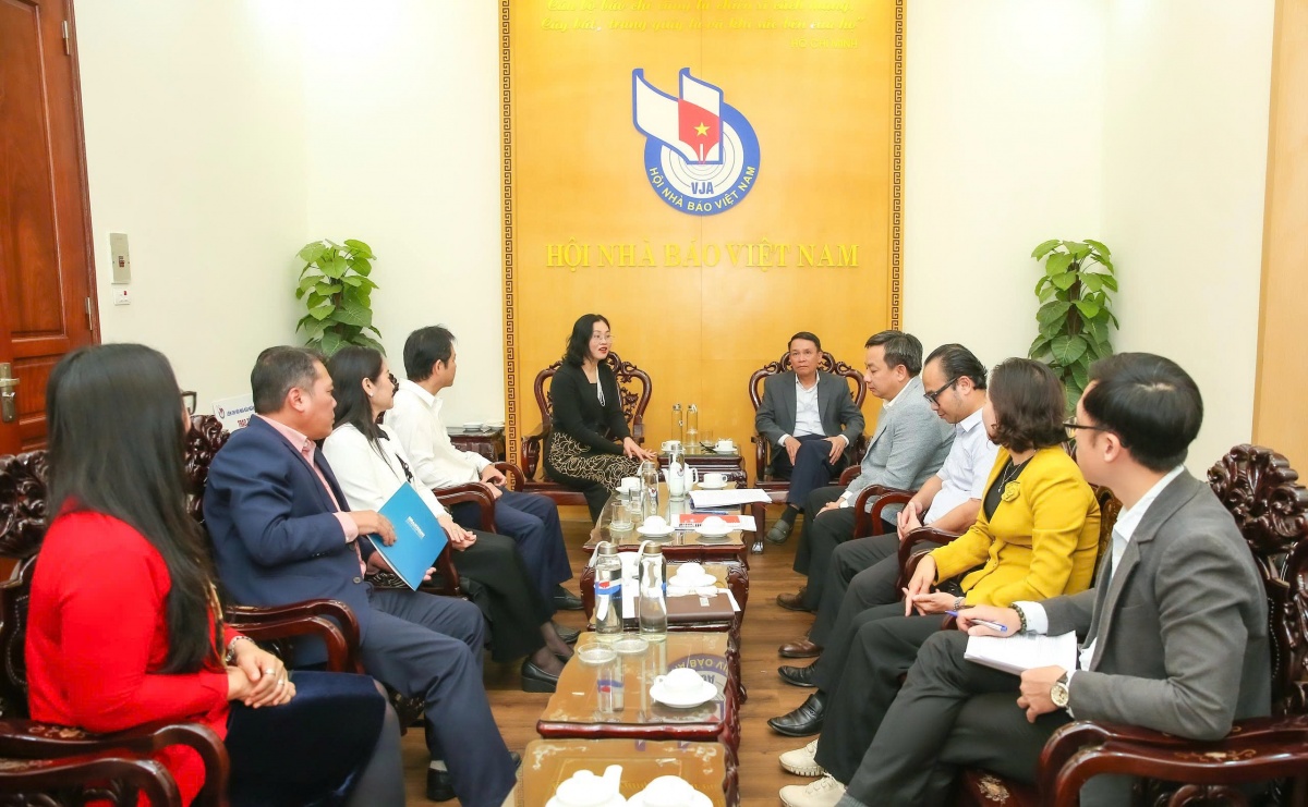 Các đại biểu tại buổi tiếp nhận.