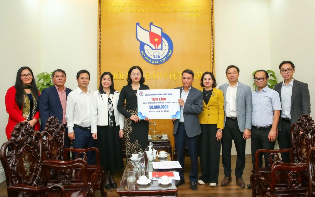 Đại diện Liên Chi hội Nhà báo Ngân hàng đồng chí Lê Thị Thúy Sen - trao kinh phí ủng hộ đồng bào miền Trung và Tây Nguyên khắc phục hậu quả bão lũ