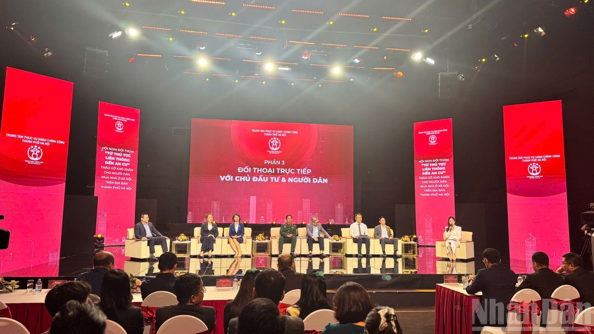 Các diễn giả trả lời, đối thoại với người dân tìm cách tháo gỡ khó khăn xung quanh thủ tục thuê, mua nhà ở xã hội hiện nay.