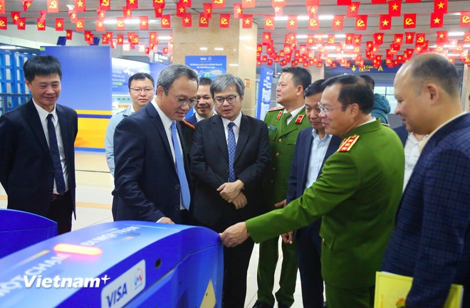 Tàu Cát Linh-Hà Đông chính thức áp dụng hệ thống kiểm soát vé tự động mới