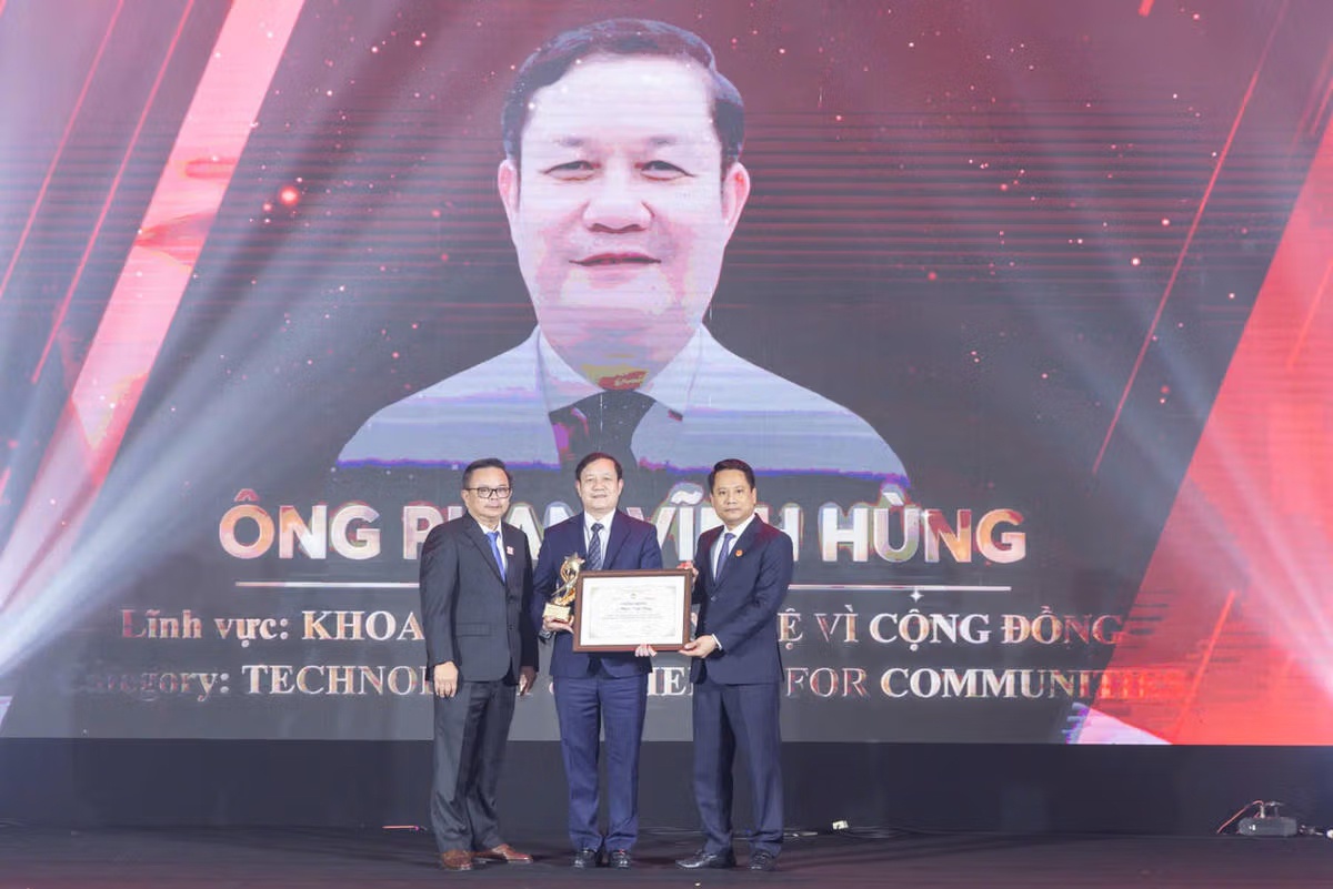 Vinh danh Người truyền lửa: Lan tỏa 150 câu chuyện đẹp, tỏa sáng 15 gương mặt xuất sắc