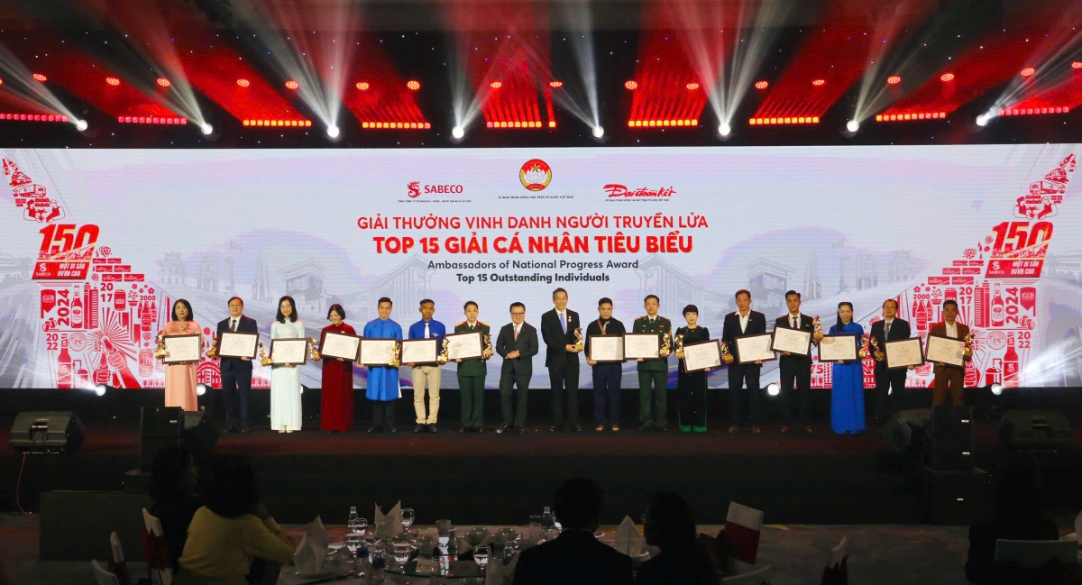 Vinh danh Người truyền lửa: Lan tỏa 150 câu chuyện đẹp, tỏa sáng 15 gương mặt xuất sắc