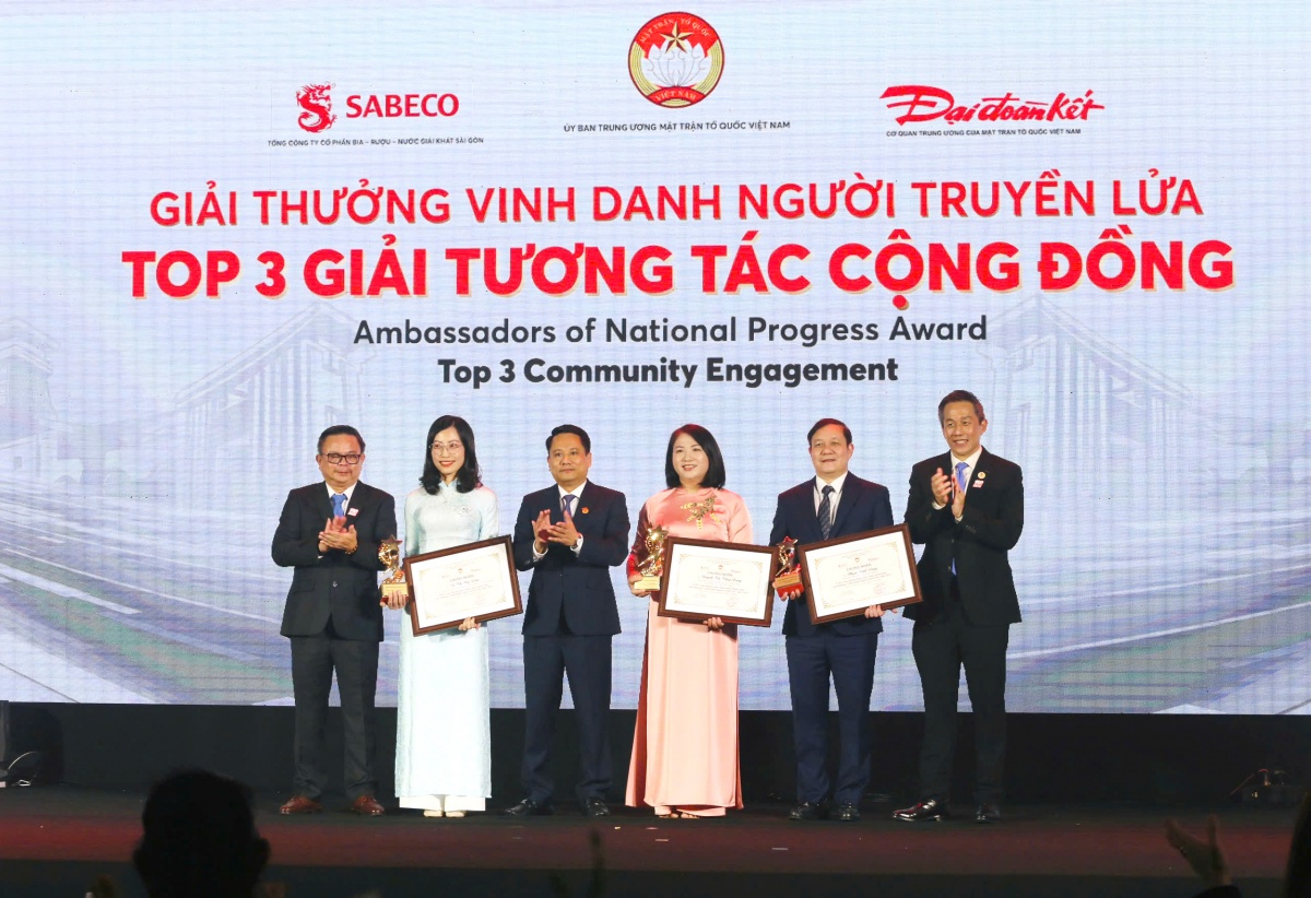 Vinh danh Người truyền lửa: Lan tỏa 150 câu chuyện đẹp, tỏa sáng 15 gương mặt xuất sắc