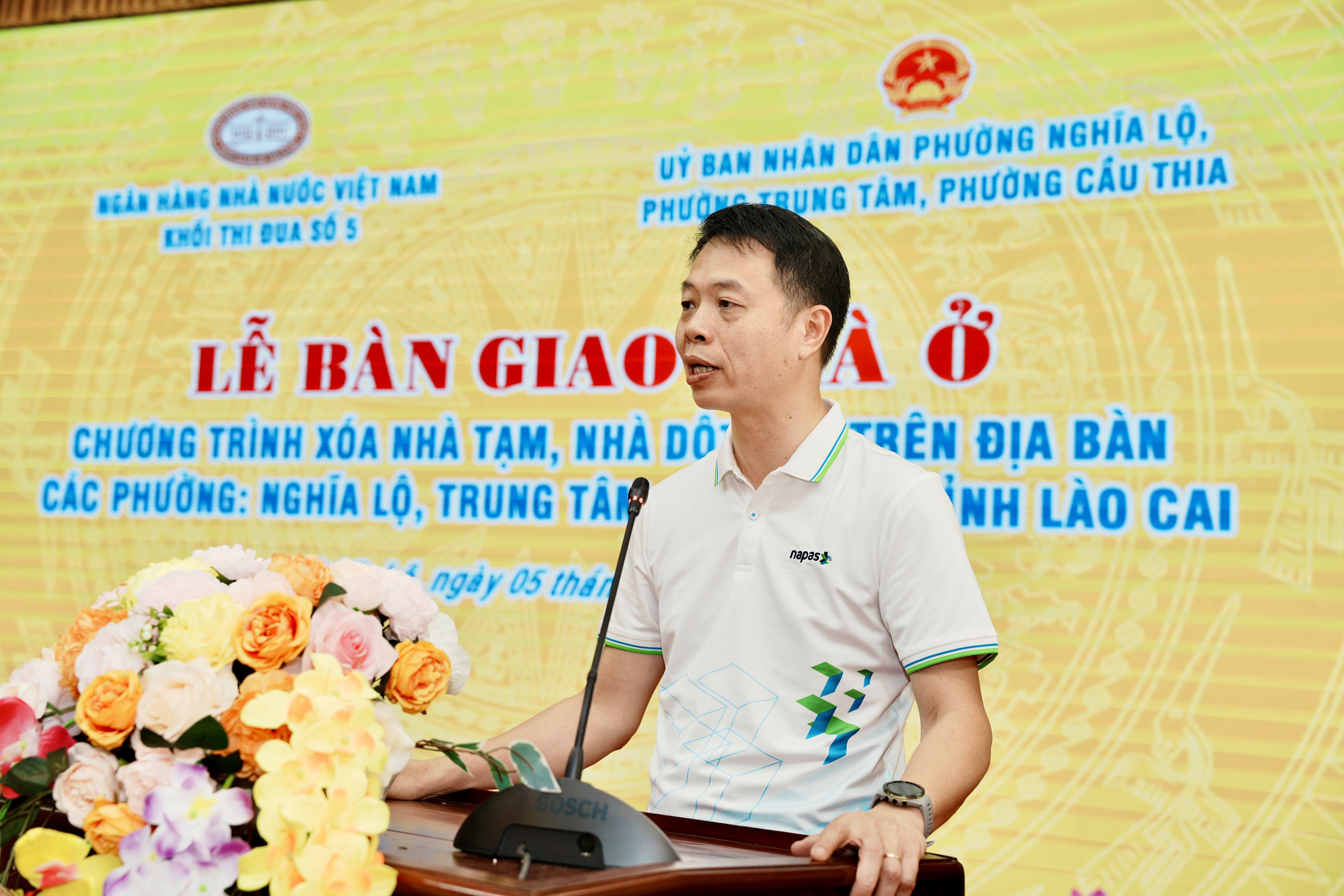 Ông Nguyễn Quang Hưng, Chủ tịch NAPAS, đại diện Khối thi đua số 5 phát biểu tại chương trình bàn giao nhà ở cho hộ nghèo tại Nghĩa Lộ.