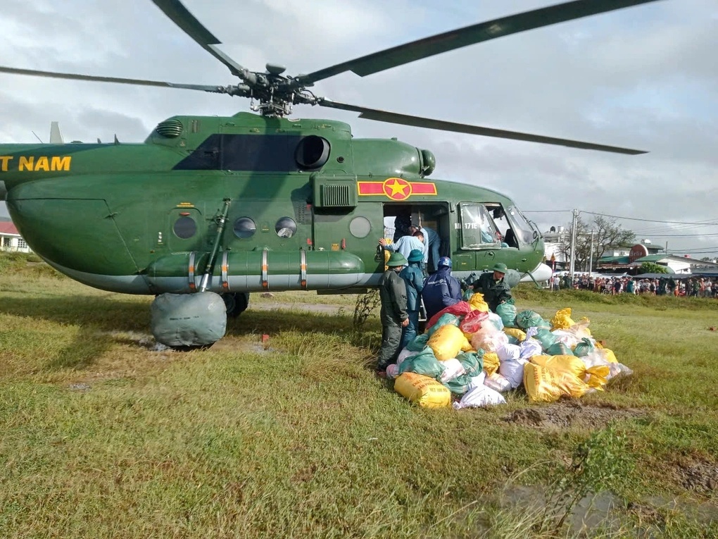 Trực thăng hỗ trợ vùng bị cô lập sáng 23/11 - Ảnh: Lê Tâm Trực thăng hỗ trợ vùng bị cô lập sáng 23/11 - Ảnh: Lê Tâm