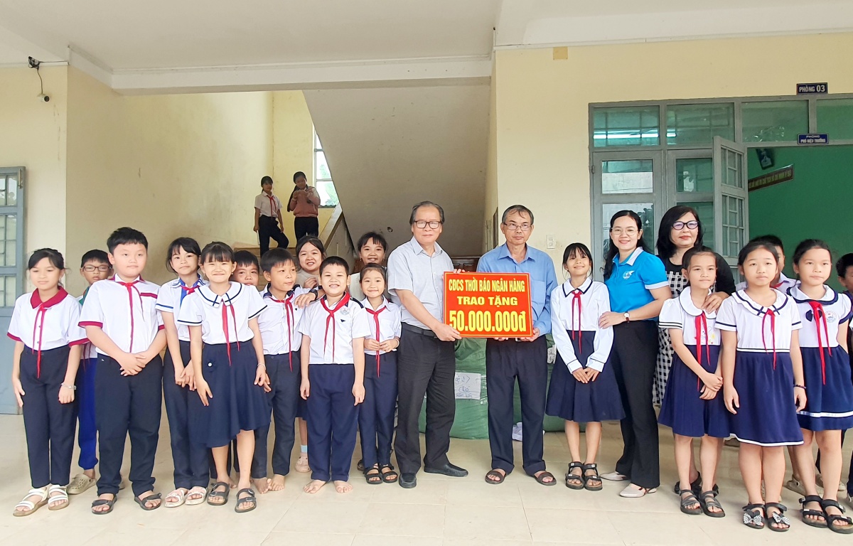 undefined Thời báo Ngân hàng chung tay hỗ trợ vùng lũ