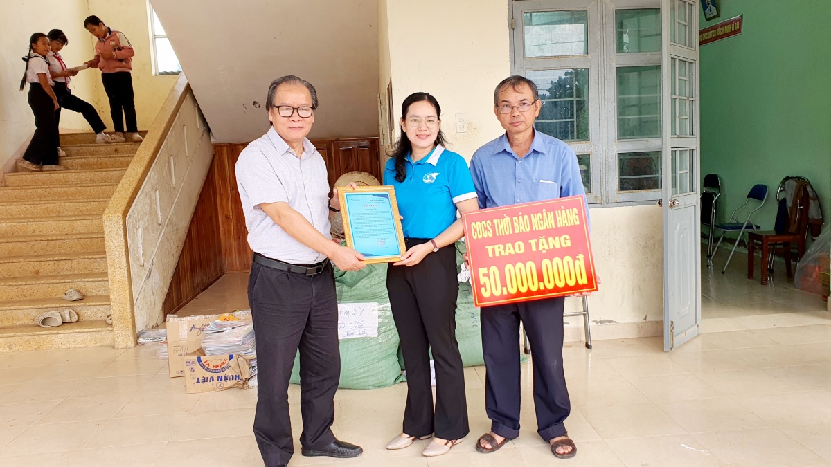 undefined Thời báo Ngân hàng chung tay hỗ trợ vùng lũ