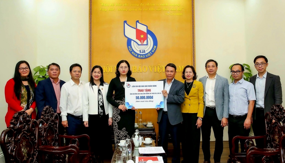 undefined Thời báo Ngân hàng chung tay hỗ trợ vùng lũ