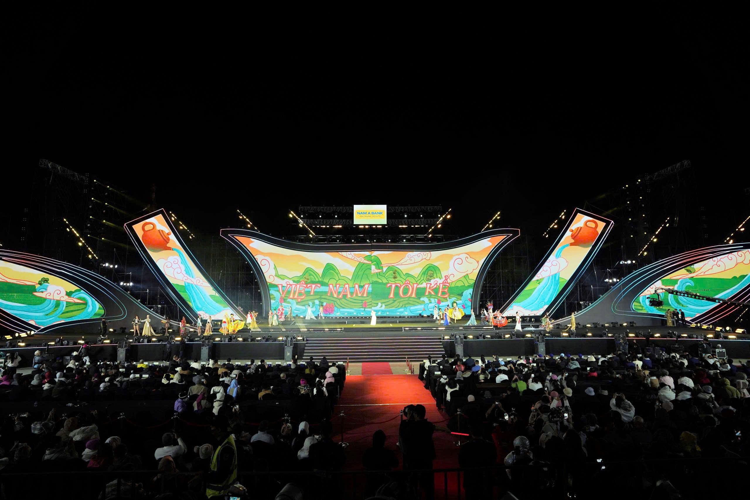 Đêm bế mạc thu hút hàng nghìn người dân và du khách đổ về Quảng trường Lâm Viên, Đà Lạt