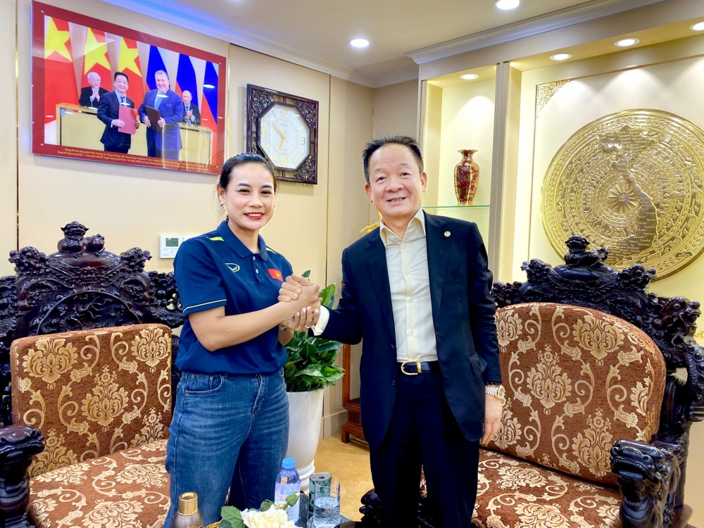 Buổi gặp ấn tượng với Bầu Hiển vào tháng 7/2024 đã khiến Văn Thị Thanh đồng ý làm HLV CLB nữ Thái Nguyên T&T. Buổi gặp ấn tượng với Bầu Hiển vào tháng 7/2024 đã khiến Văn Thị Thanh đồng ý làm HLV CLB nữ Thái Nguyên T&T.