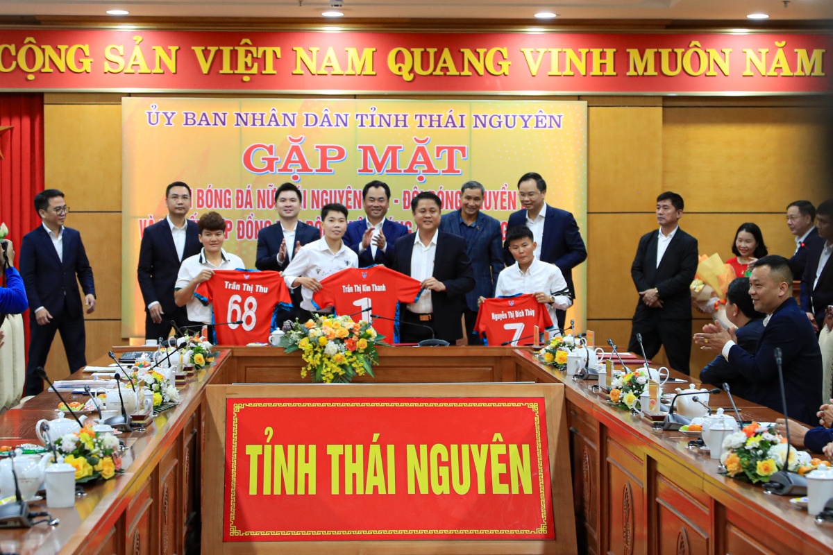 CLB nữ Thái Nguyên T&T tiên phong trong việc chuyển nhượng cầu thủ bóng đá nữ Việt Nam. CLB nữ Thái Nguyên T&T tiên phong trong việc chuyển nhượng cầu thủ bóng đá nữ Việt Nam.