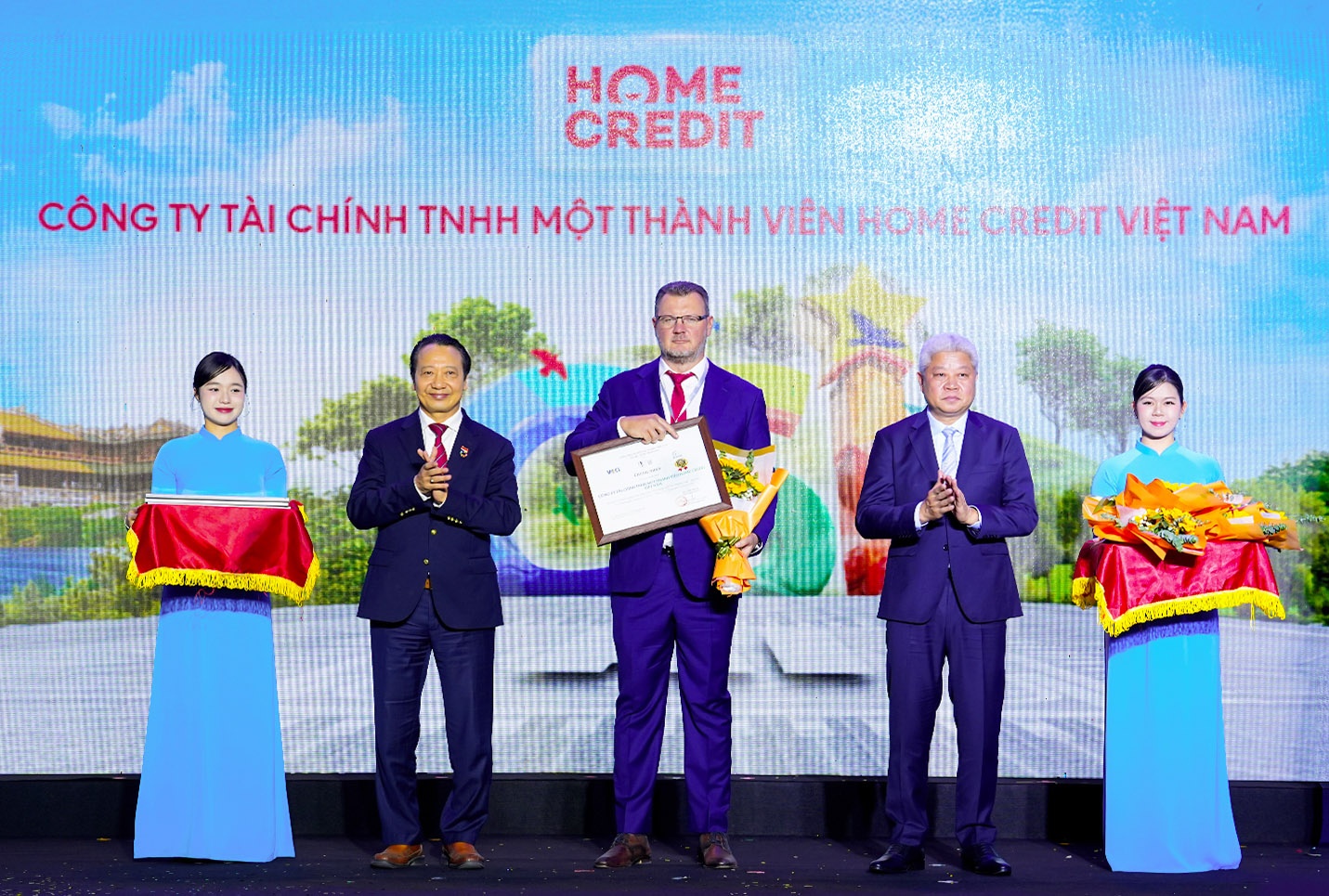 Home Credit xuất sắc lọt Top 10 doanh nghiệp bền vững tiêu biểu trong lĩnh vực Thương mại - Dịch vụ