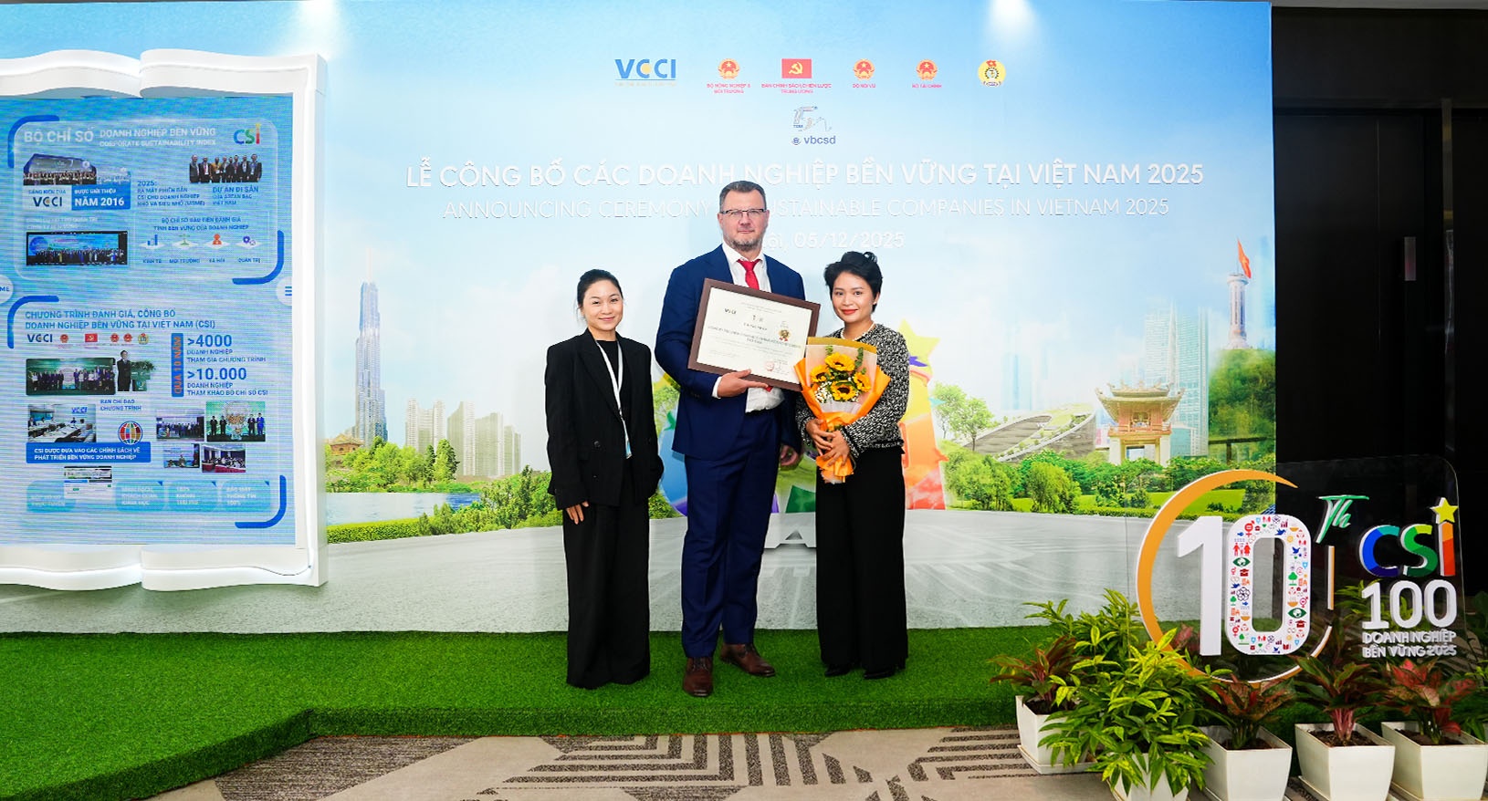 Ông Jakub Kudrna cùng một số thành viên Home Credit Việt Nam