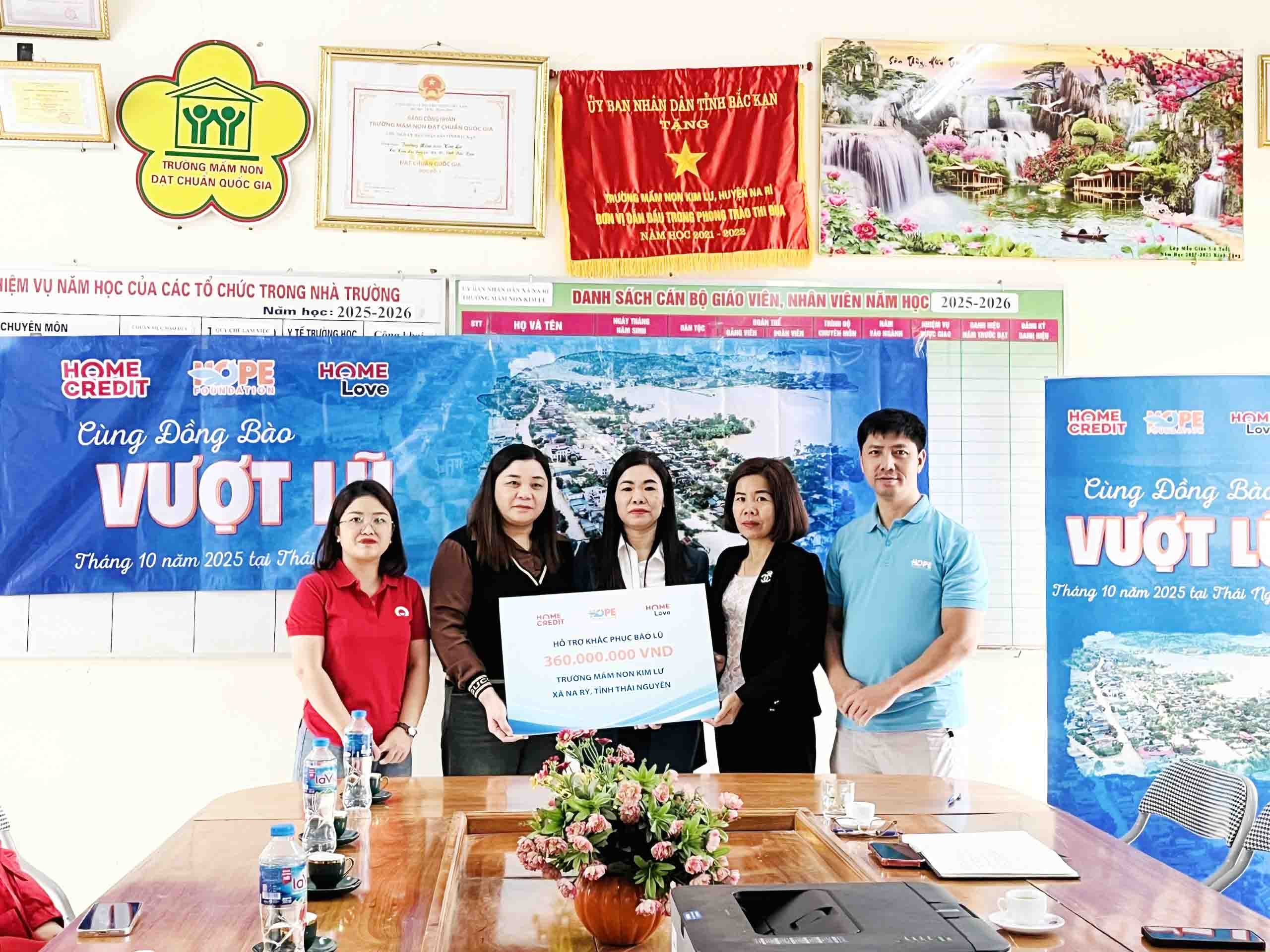 Đội ngũ Home Credit Việt Nam đã đóng góp hơn 2 tỷ đồng để hỗ trợ tái thiết trường học và hỗ trợ nhân viên của mình tại những vùng bị ảnh hưởng bởi bão lũ.
