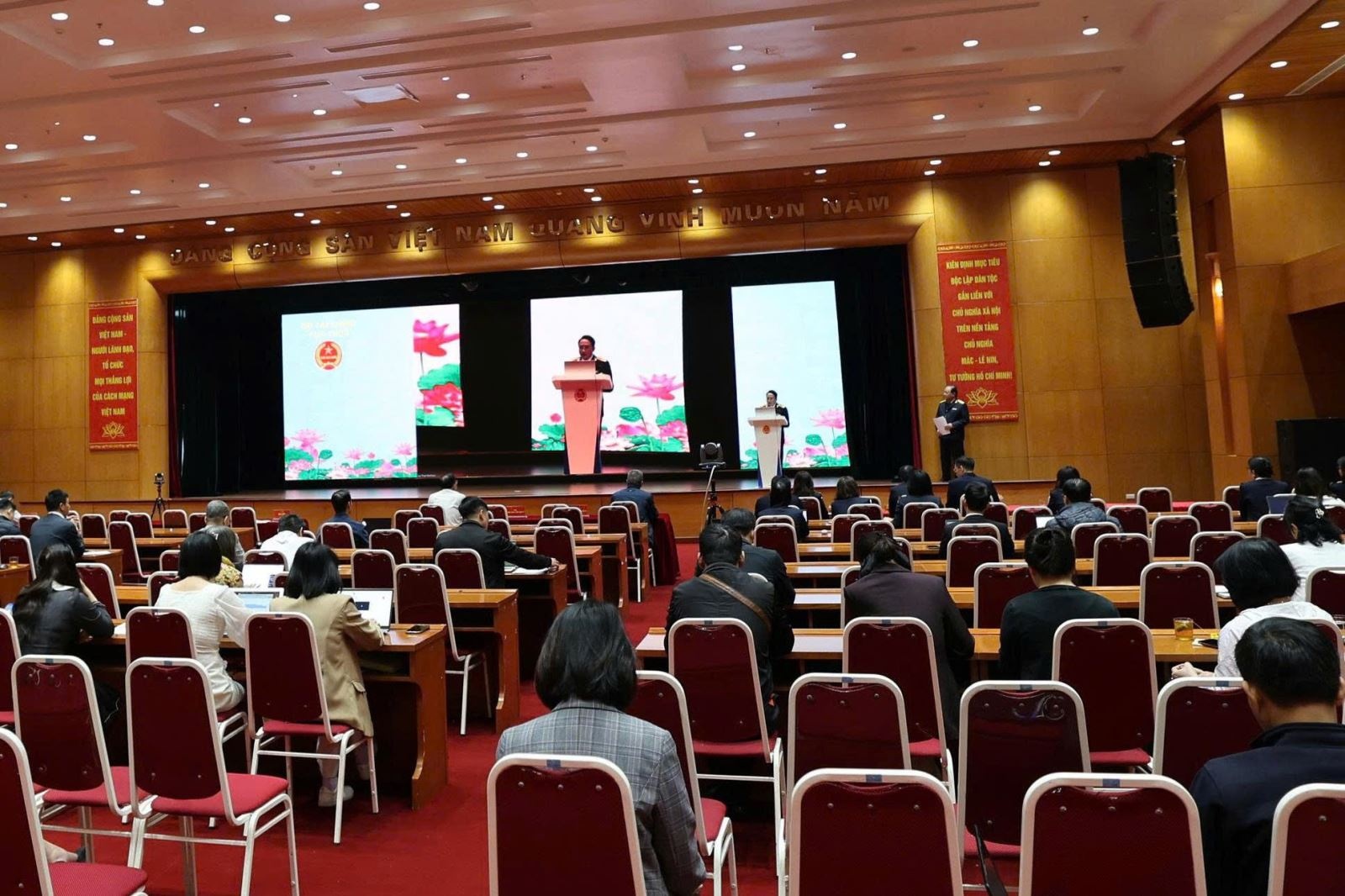 Lấy người nộp thuế làm trung tâm và dữ liệu làm nền tảng