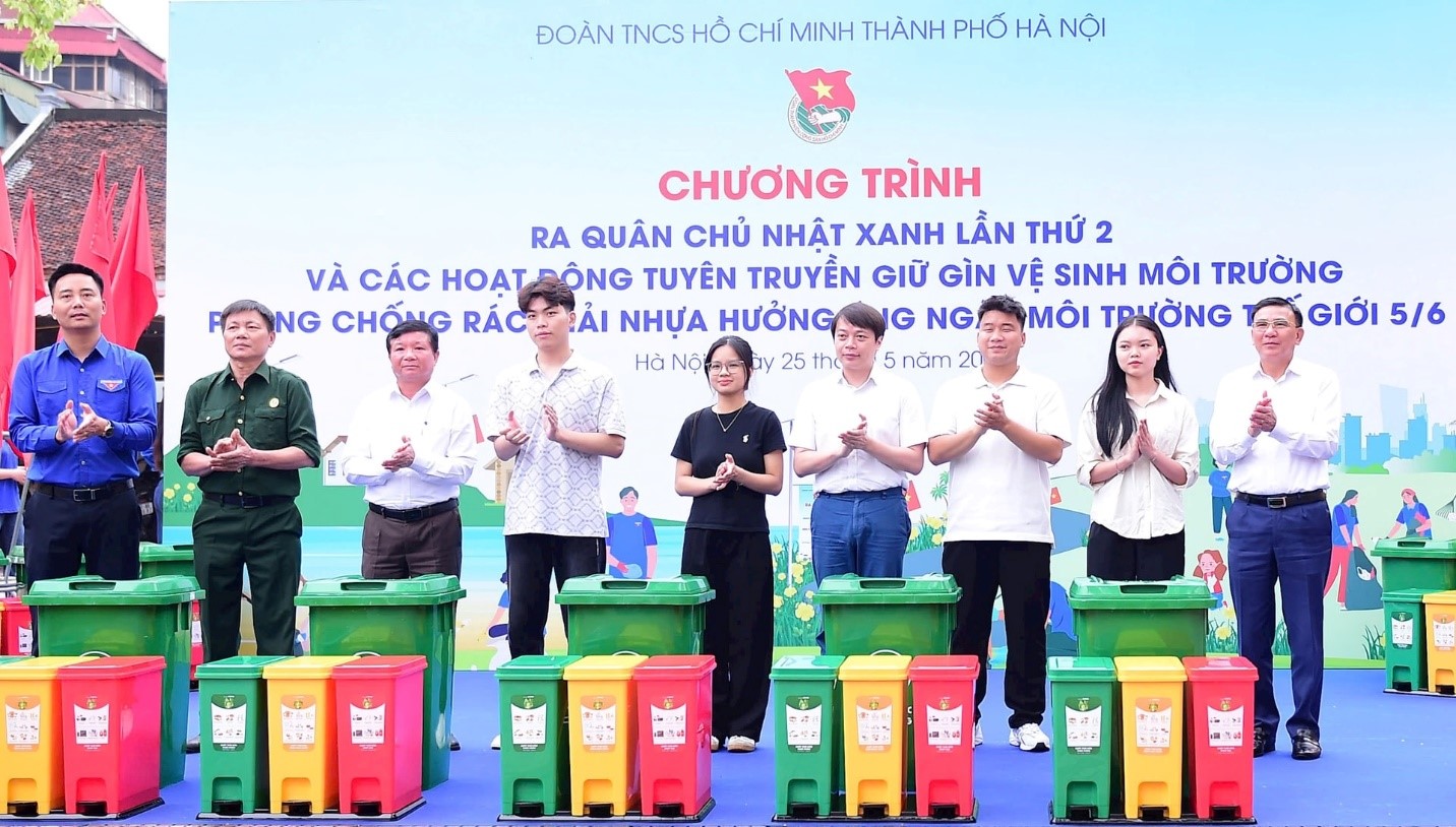 Thành đoàn Hà Nội trao tặng thùng rác phân loại cho các tổ dân phố, khu dân cư trên địa bàn.