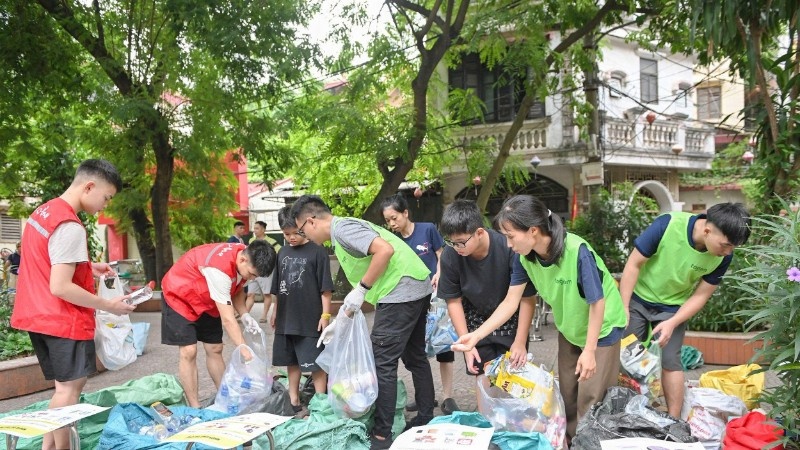 Các thành viên nhóm Tagom ở Hà Nội hướng dẫn người dân cách phân loại rác