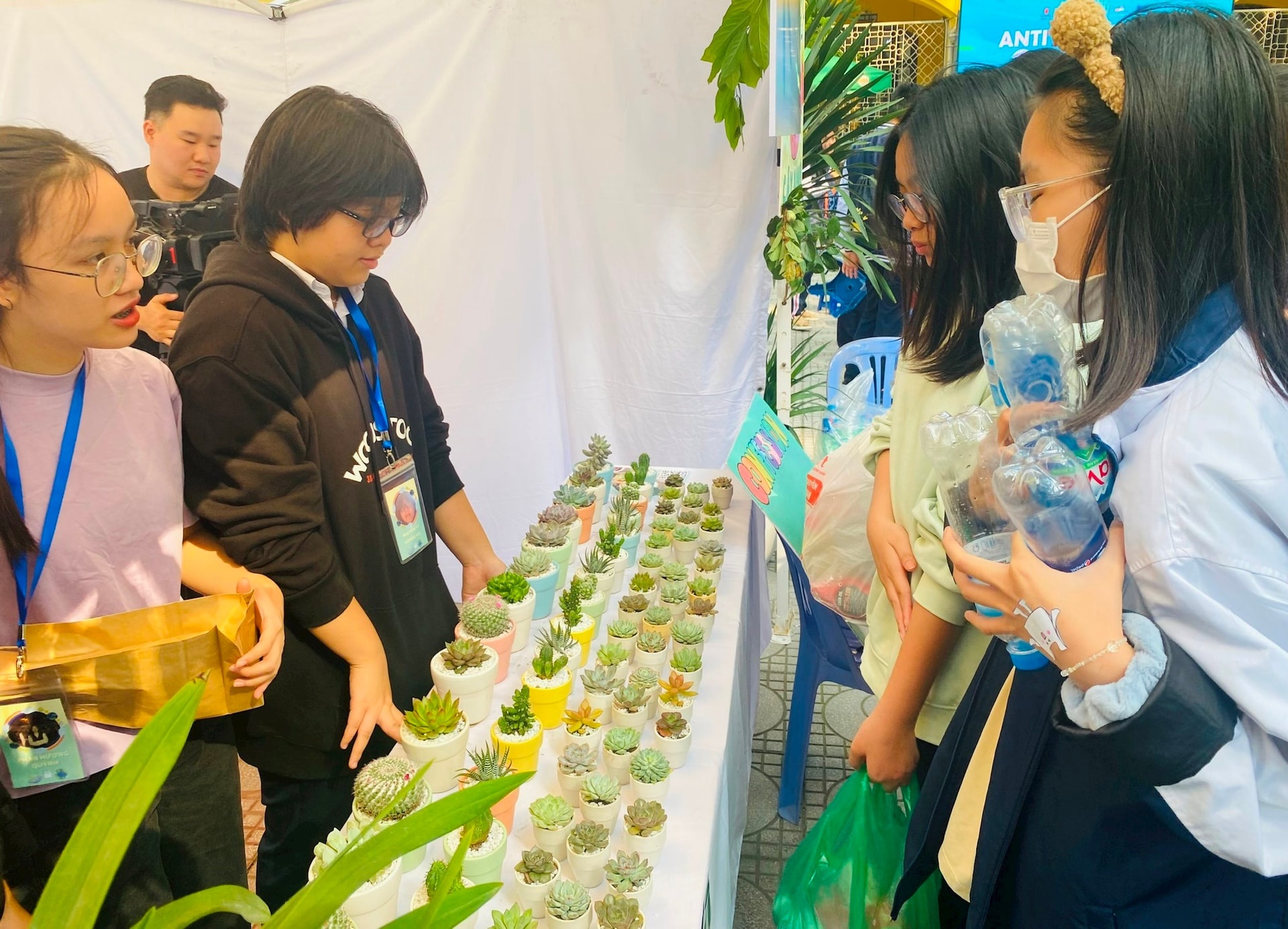 Các bạn trẻ thu gom chai nhựa đổi lấy cây xanh tại ngày hội.