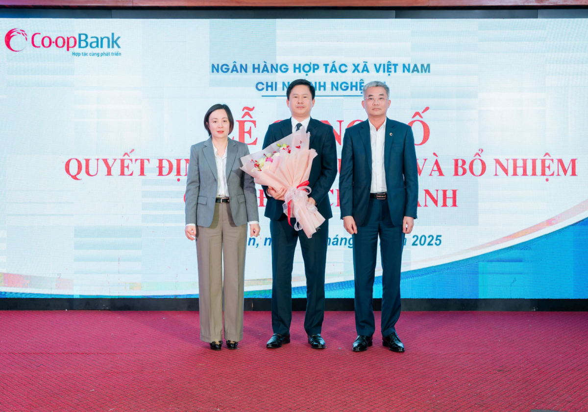 Ông Nguyễn Quốc Cường - Chủ tịch HĐQT Co-opBank và Bà Phạm Thị Hồng Minh - Tổng Giám đốc Co-opBank trao Quyết định và tặng hoa chúc mừng ông Trần Ngọc Thái - Giám đốc Co-opBank Chi nhánh Nghệ An được điều động, luân chuyển giữ chức vụ Giám đốc Co-opBank Chi nhánh Thanh Hoá