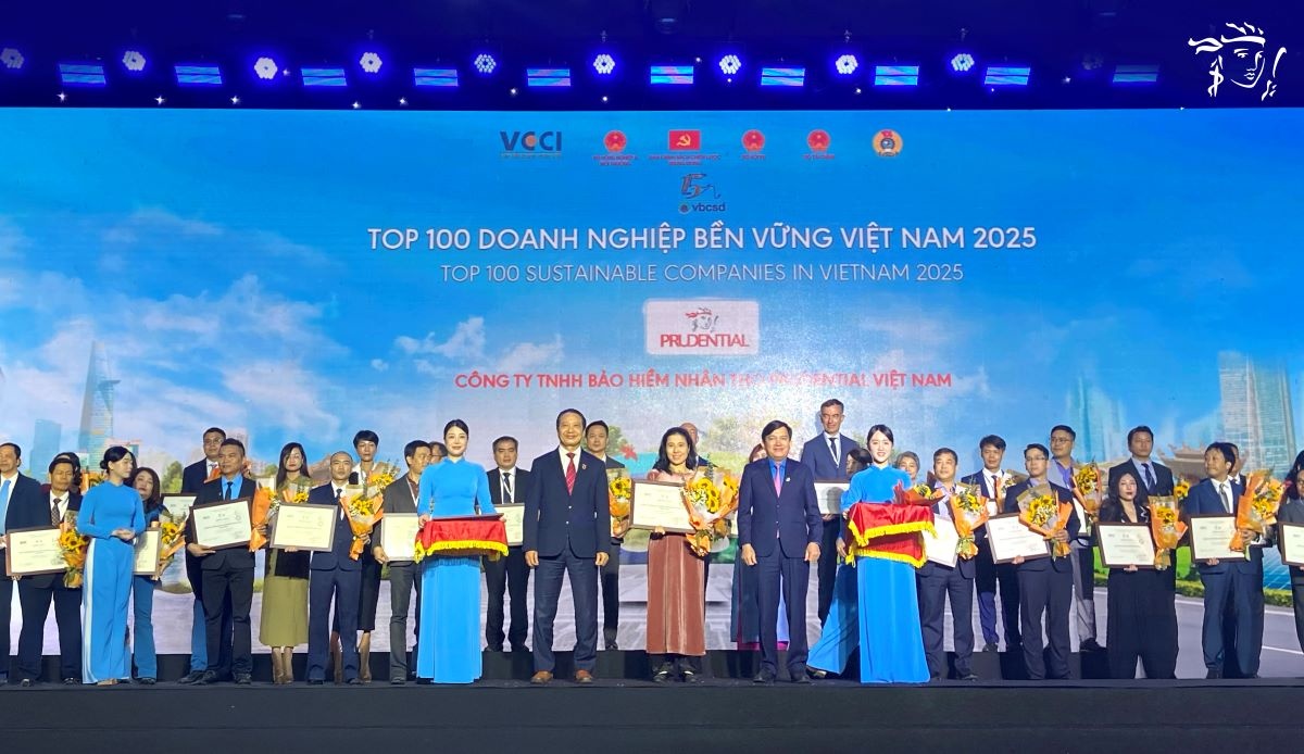 Đại diện Prudential Việt Nam nhận giải thưởng CSI100 năm 2025
