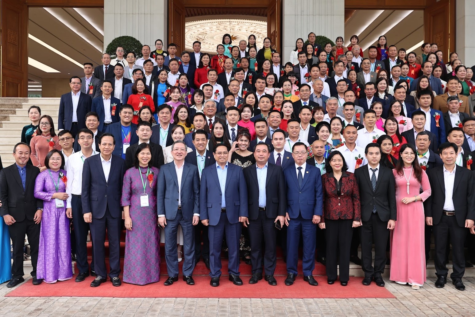 Thủ tướng chụp ảnh lưu niệm cùng các đại biểu dự Hội nghị - Ảnh: VGP/Nhật Bắc Thủ tướng chụp ảnh lưu niệm cùng các đại biểu dự Hội nghị - Ảnh: VGP/Nhật Bắc