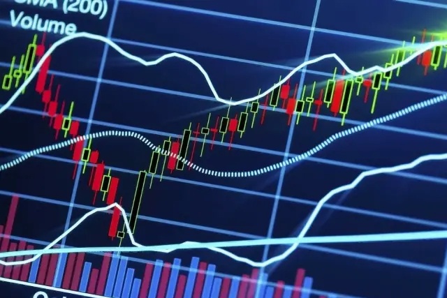 Bluechips phân hóa mạnh, dòng tiền rời nhóm lớn tìm đến cổ phiếu vừa và nhỏ