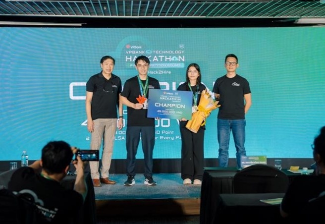 2 thành viên Doc2Contract - Nhà vô địch VPBank Technology Hackathon 2025 - Senior Track