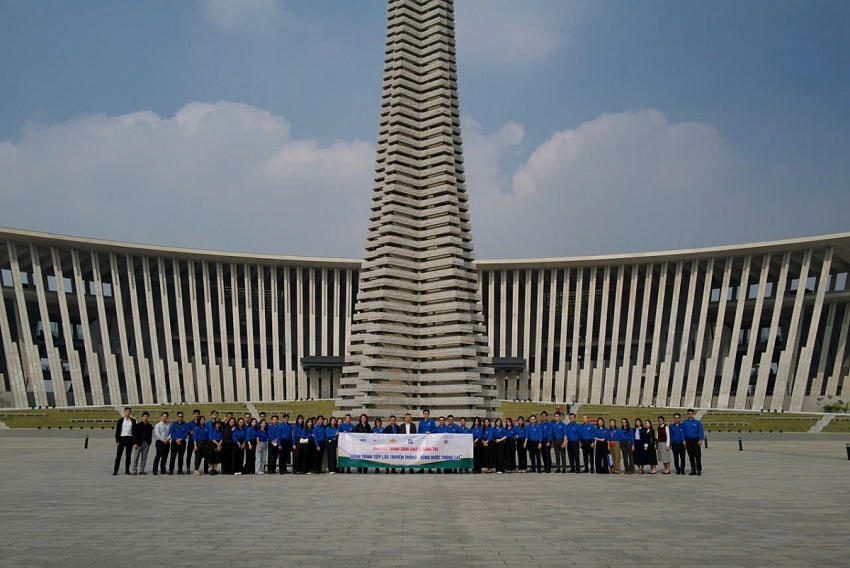 Tuổi trẻ Ngân hàng Trung ương tổ chức sinh hoạt chính trị tại Bảo tàng Lịch sử Quân sự Việt Nam