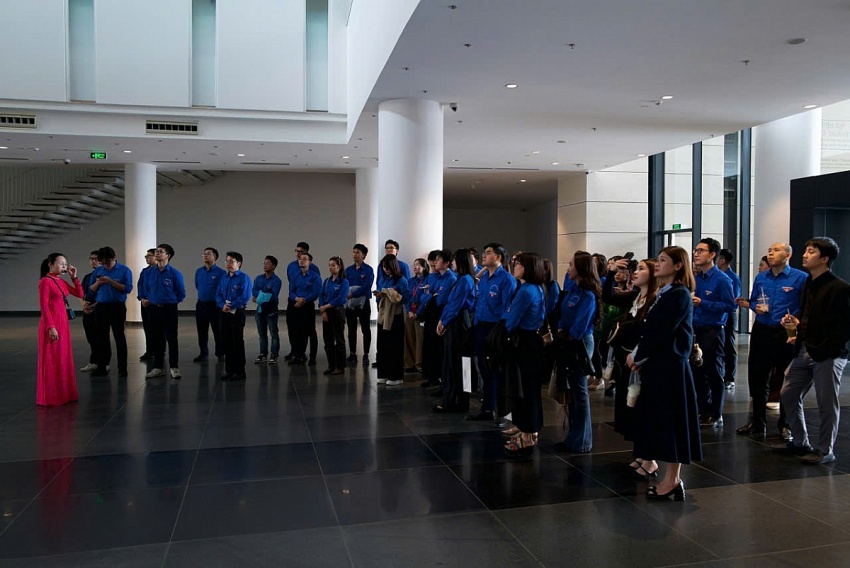 Tuổi trẻ Ngân hàng Trung ương tổ chức sinh hoạt chính trị tại Bảo tàng Lịch sử Quân sự Việt Nam