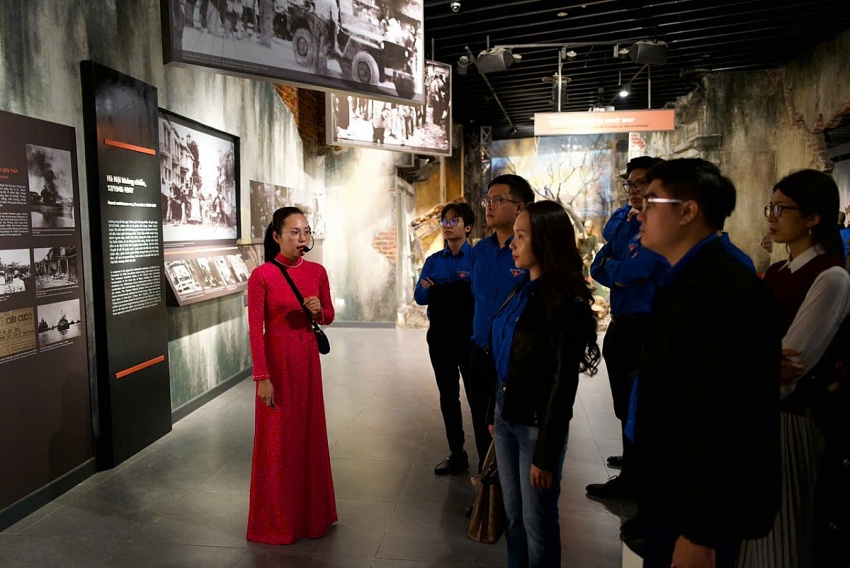 Tuổi trẻ Ngân hàng Trung ương tổ chức sinh hoạt chính trị tại Bảo tàng Lịch sử Quân sự Việt Nam