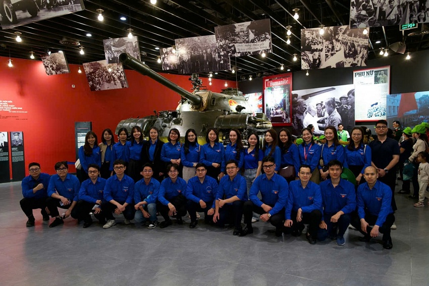 Tuổi trẻ Ngân hàng Trung ương tổ chức sinh hoạt chính trị tại Bảo tàng Lịch sử Quân sự Việt Nam