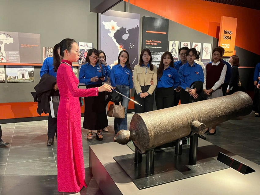 Tuổi trẻ Ngân hàng Trung ương tổ chức sinh hoạt chính trị tại Bảo tàng Lịch sử Quân sự Việt Nam