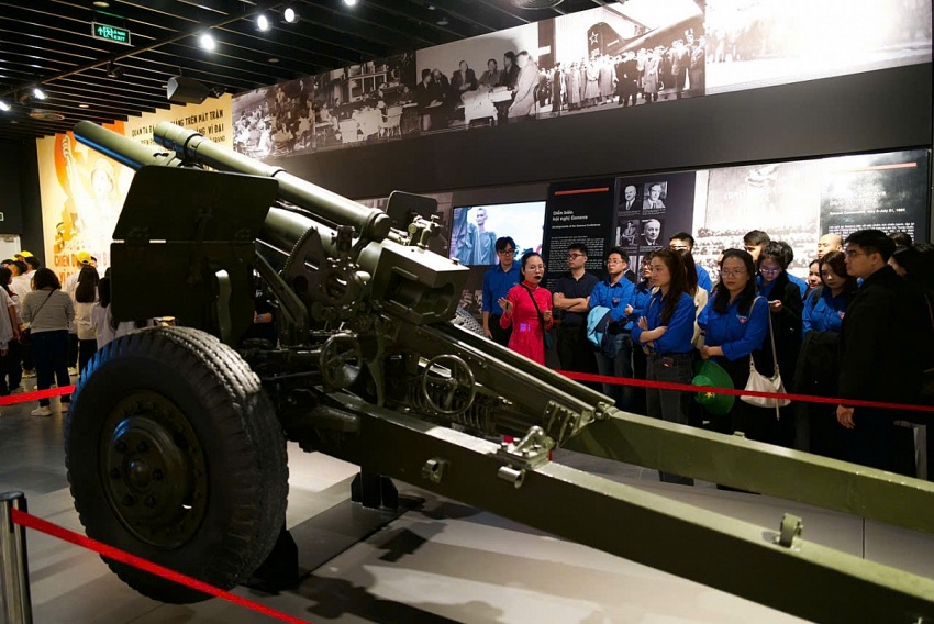 Tuổi trẻ Ngân hàng Trung ương tổ chức sinh hoạt chính trị tại Bảo tàng Lịch sử Quân sự Việt Nam