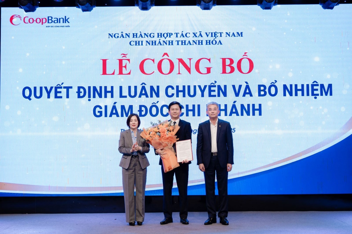 Ông Nguyễn Quốc Cường - Chủ tịch HĐQT Co-opBank và Bà Phạm Thị Hồng Minh - Tổng Giám đốc Co-opBank trao Quyết định và tặng hoa chúc mừng ông Trần Ngọc Thái - Giám đốc Co-opBank Chi nhánh Nghệ An được điều động, luân chuyển giữ chức vụ Giám đốc Co-opBank Chi nhánh Thanh Hoá Ông Nguyễn Quốc Cường - Chủ tịch HĐQT Co-opBank và Bà Phạm Thị Hồng Minh - Tổng Giám đốc Co-opBank trao Quyết định và tặng hoa chúc mừng ông Trần Ngọc Thái - Giám đốc Co-opBank Chi nhánh Nghệ An được điều động, luân chuyển giữ chức vụ Giám đốc Co-opBank Chi nhánh Thanh Hoá
