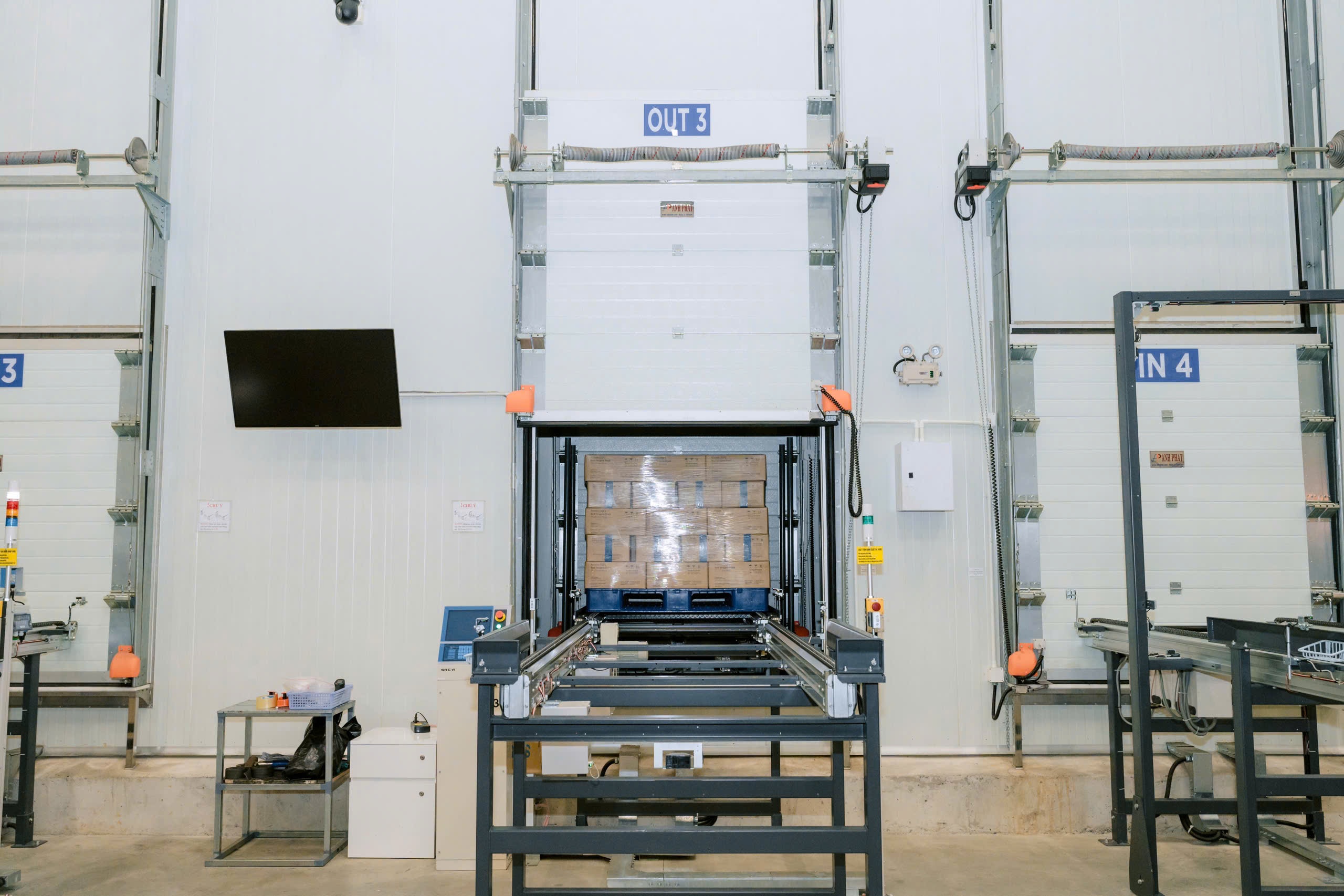 Hệ thống truy xuất hàng hoá tự động (ASRS) với cửa nạp nhỏ giảm thất thoát nhiệt Hệ thống truy xuất hàng hoá tự động (ASRS) với cửa nạp nhỏ giảm thất thoát nhiệt