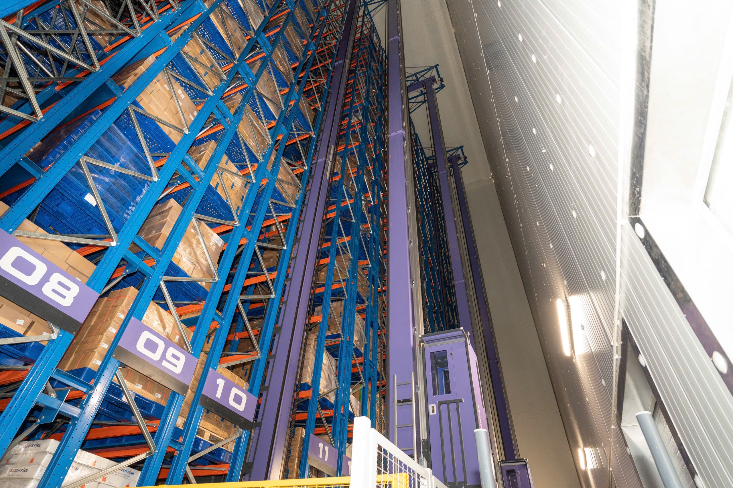 Robot vận hành truy xuất hàng hoá tự động trong kho lạnh -20 độ C Robot vận hành truy xuất hàng hoá tự động trong kho lạnh -20 độ C