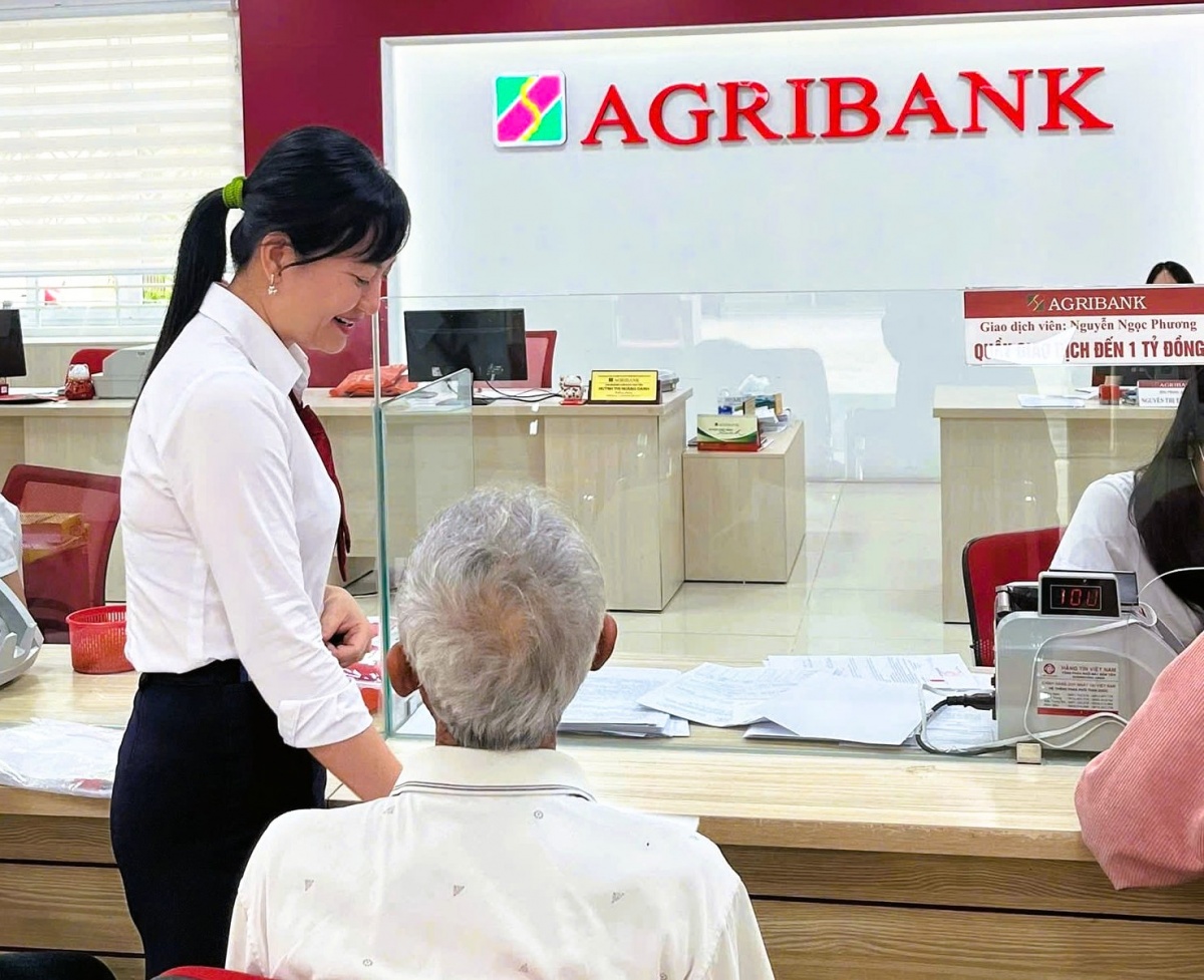 Hàng tỷ đồng thoát khỏi tay tội phạm nhờ sự tỉnh táo của giao dịch viên Hàng tỷ đồng thoát khỏi tay tội phạm nhờ sự tỉnh táo của giao dịch viên