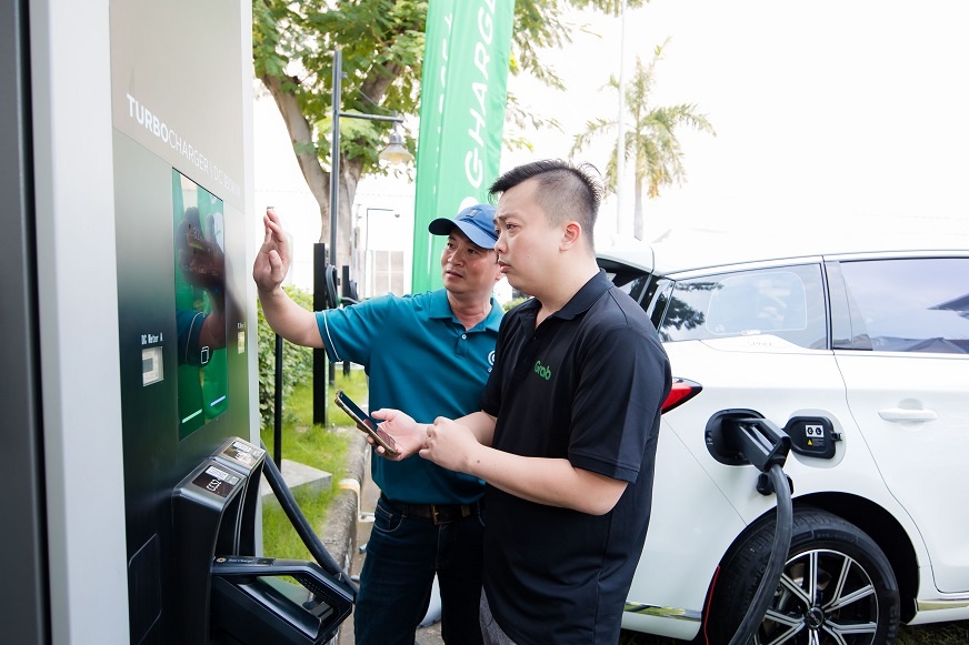 Bác tài Grab trải nghiệm trạm sạc của Charge+ Bác tài Grab trải nghiệm trạm sạc của Charge+