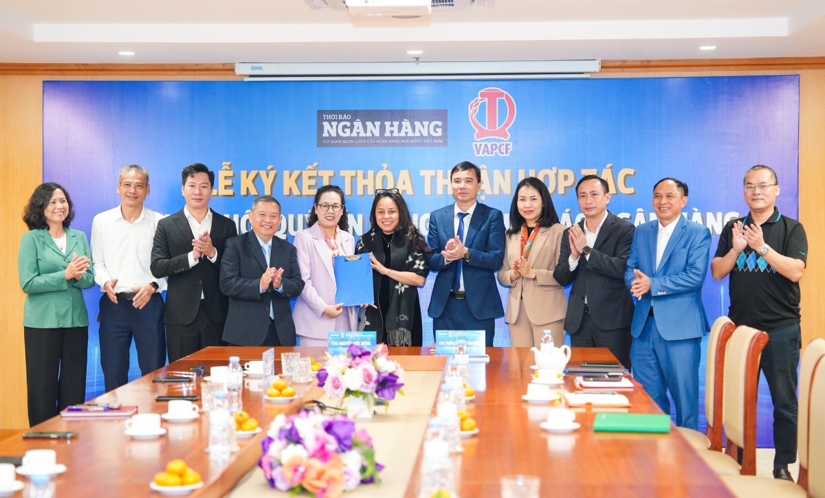 Hiệp hội QTDND Việt Nam và Thời báo Ngân hàng ký kết hợp tác toàn diện